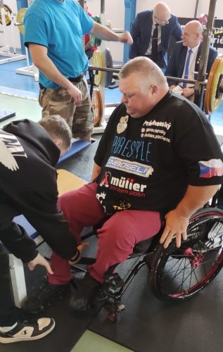 Lukáš silák jde na první pokus 110 kg.